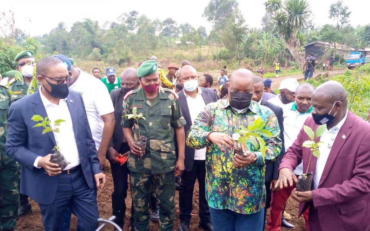 Le ministre Claude Nyamugabo procède à la mise à terre des arbres au camp militaire de Nyamunyunyi dans le cadre du projet "jardin scolaire, un milliard d'arbre à l'horizon 2023.