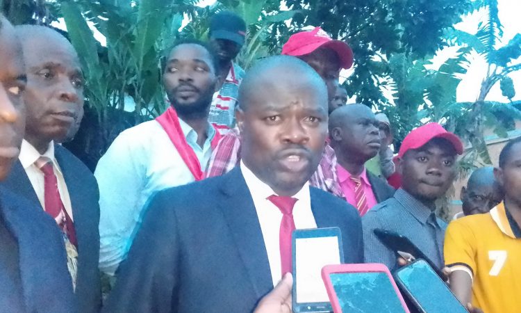Alfred Maisha en face des ses électeurs de Panzi