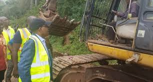 Théo kasi un spécialiste en travaux non achevés