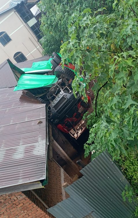 véhucule anti incendie qui endommage la maison dans l'avenue du gouverneur