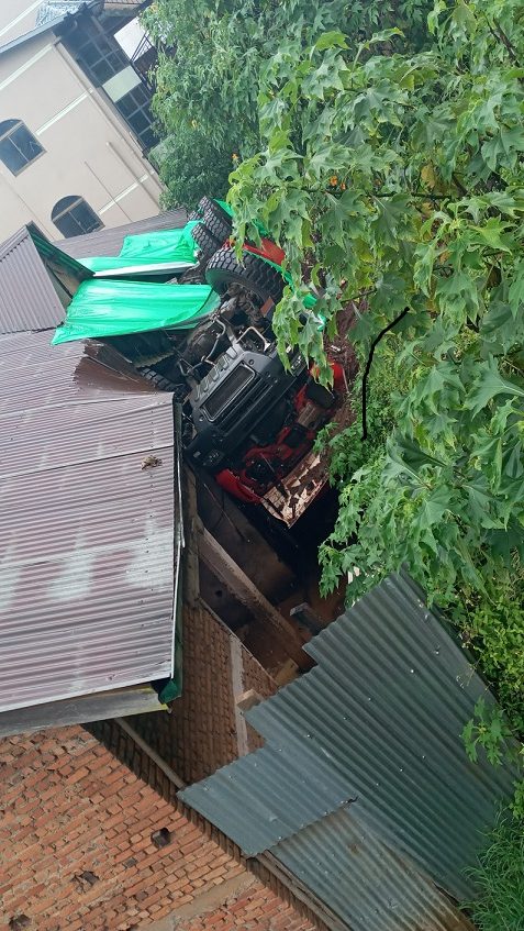véhucule anti incendie qui endommage la maison dans l'avenue du gouverneur