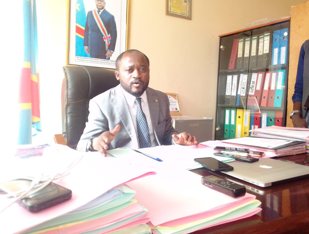 rapporter de l'assemblée provinciale au sud-kivu sur une chaise éjectable, Amani Kamanda