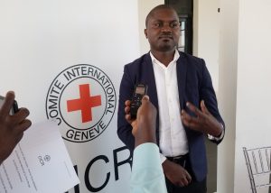 Lauréat Justin-interview-avec-les-journalistes-lors-de-la-remise-du-prix-CICR-media-2022-a-Bukavu_-15.06.2022