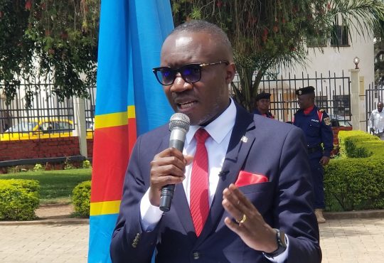 Marc Malago, Gouverneur a.i de la province du Sud-Kivu tenant un point de presse au gouvernorat le 6 mars 2023. Photo crédit DEBOUT RDC
