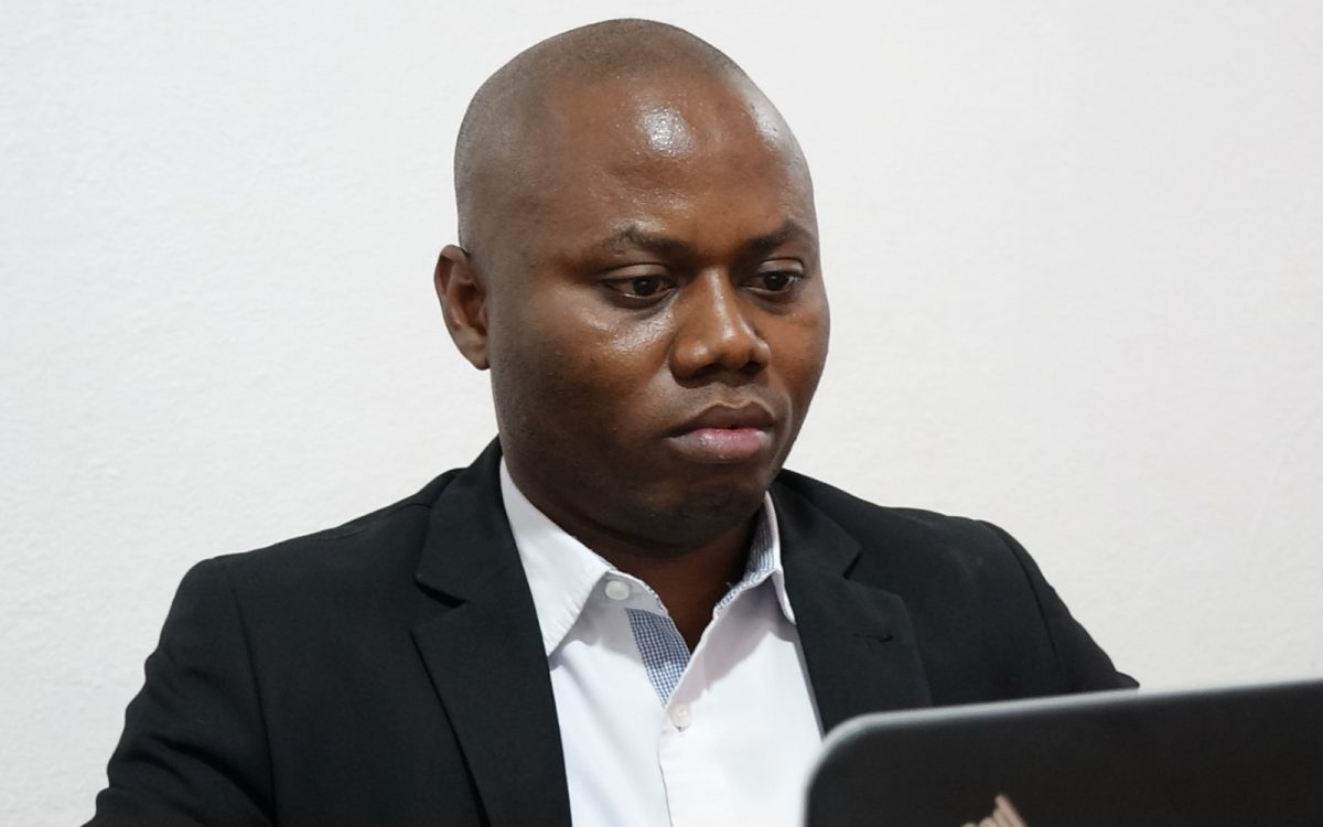Maître Pascal Mupenda dans un point de presse devant la presse du Sud-Kivu_le 06 avril 2023. Photo crédit deboutrdc.net