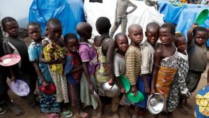 Photo créditEnfant-deplaces-en-file-pour-la-nourriture