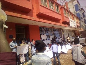 Sit-in à la maison Airtel à Bukavu, RD Congo_6 septembre 2023. Les manifestants dénoncent l'escroquerie et la mauvaise qualité des services.