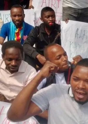 Sit-in à la maison Airtel à Bukavu, RD Congo_6 septembre 2023. Les manifestants dénoncent l'escroquerie et la mauvaise qualité des services