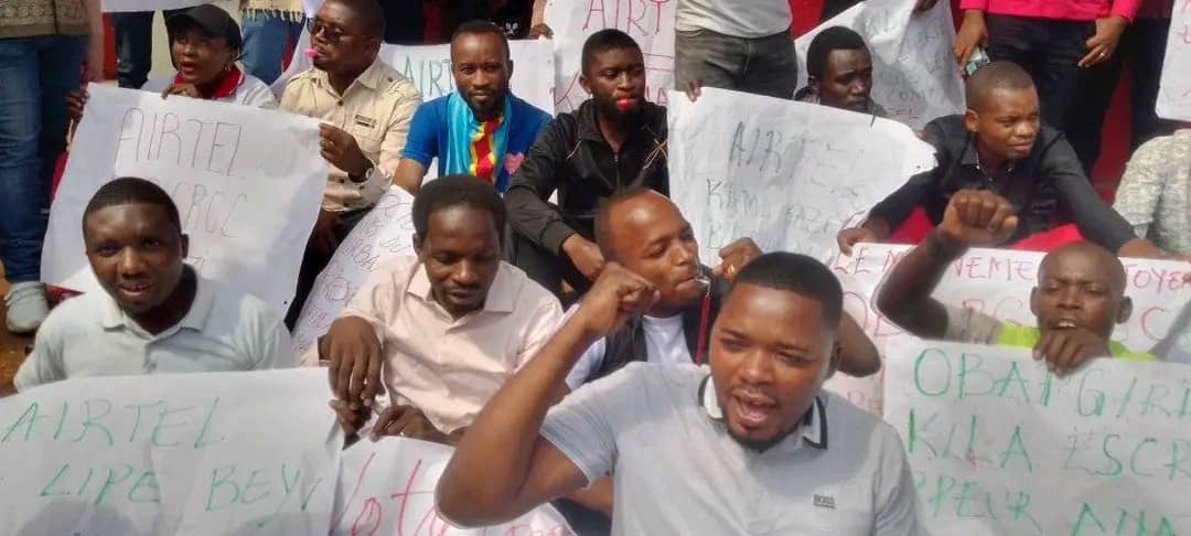 Sit-in à la maison Airtel à Bukavu, RD Congo_6 septembre 2023. Les manifestants dénoncent l'escroquerie et la mauvaise qualité des services