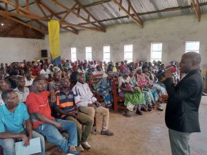 Pascal Mupenda face à la population pour parler de la campagne Ma voix mon pouvoir!