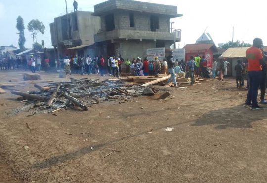 Barricade à Mululu ce 5 janvier 2024, après le meurtre d'un garçon par les militaires