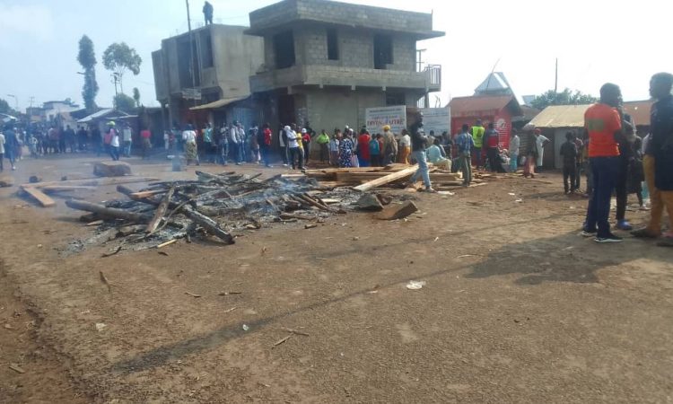 Barricade à Mululu ce 5 janvier 2024, après le meurtre d'un garçon par les militaires