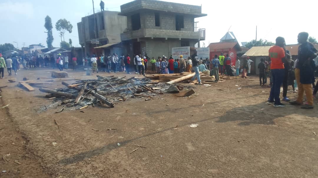 Barricade à Mululu ce 5 janvier 2024, après le meurtre d'un garçon par les militaires