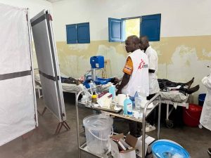 Activité chirurgicale développée en Ituri par MSF répond aux besoins des personnes les plus vulnérables , celles provenant des zones périphériques où l’accès aux soins de santé demeure très difficile. Avec une capacité d’accueil limitée, l’hôpital général de référence (HGR) de Bunia 