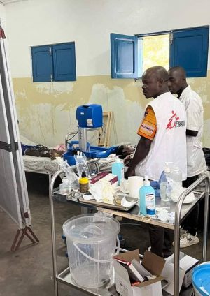 Activité chirurgicale développée en Ituri par MSF répond aux besoins des personnes les plus vulnérables , celles provenant des zones périphériques où l’accès aux soins de santé demeure très difficile. Avec une capacité d’accueil limitée, l’hôpital général de référence (HGR) de Bunia