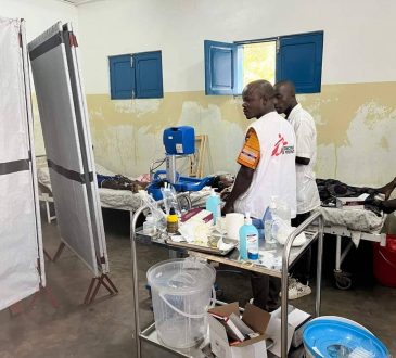 Activité chirurgicale développée en Ituri par MSF répond aux besoins des personnes les plus vulnérables , celles provenant des zones périphériques où l’accès aux soins de santé demeure très difficile. Avec une capacité d’accueil limitée, l’hôpital général de référence (HGR) de Bunia