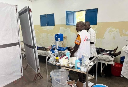 Activité chirurgicale développée en Ituri par MSF répond aux besoins des personnes les plus vulnérables , celles provenant des zones périphériques où l’accès aux soins de santé demeure très difficile. Avec une capacité d’accueil limitée, l’hôpital général de référence (HGR) de Bunia