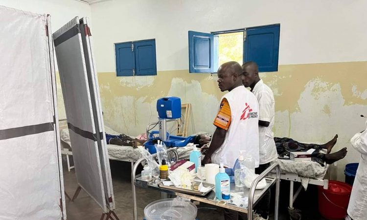 Activité chirurgicale développée en Ituri par MSF répond aux besoins des personnes les plus vulnérables , celles provenant des zones périphériques où l’accès aux soins de santé demeure très difficile. Avec une capacité d’accueil limitée, l’hôpital général de référence (HGR) de Bunia