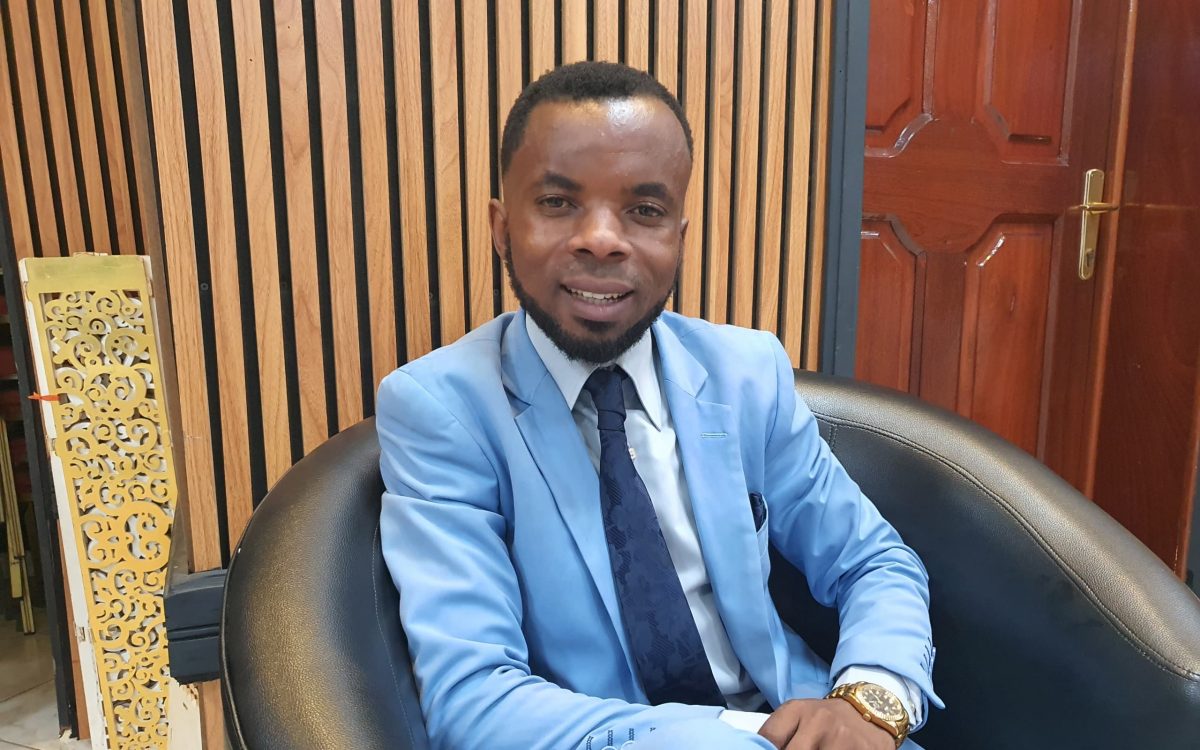 Journaliste Amisi Musada Emérite, Lauréat du prix PROPAIX JINSIA KWA AMANI par AFEM et GIZ, le 12 décembre 2024, à Bukavu. Photo crédit Jonathan Magoma DEBOUTRDC.NET