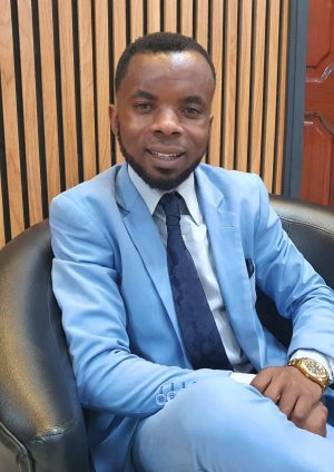 Journaliste Amisi Musada Emérite, Lauréat du prix PROPAIX JINSIA KWA AMANI par AFEM et GIZ, le 12 décembre 2024, à Bukavu. Photo crédit Jonathan Magoma DEBOUTRDC.NET