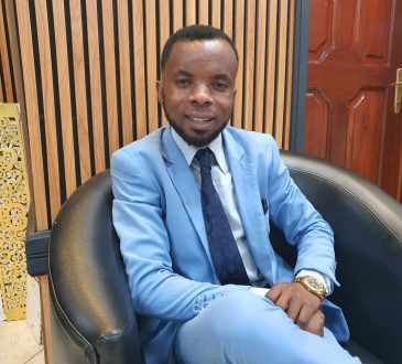 Journaliste Amisi Musada Emérite, Lauréat du prix PROPAIX JINSIA KWA AMANI par AFEM et GIZ, le 12 décembre 2024, à Bukavu. Photo crédit Jonathan Magoma DEBOUTRDC.NET