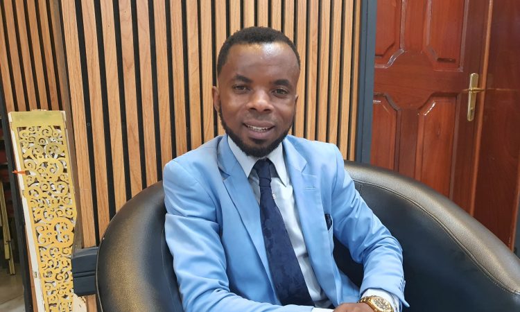 Journaliste Amisi Musada Emérite, Lauréat du prix PROPAIX JINSIA KWA AMANI par AFEM et GIZ, le 12 décembre 2024, à Bukavu. Photo crédit Jonathan Magoma DEBOUTRDC.NET