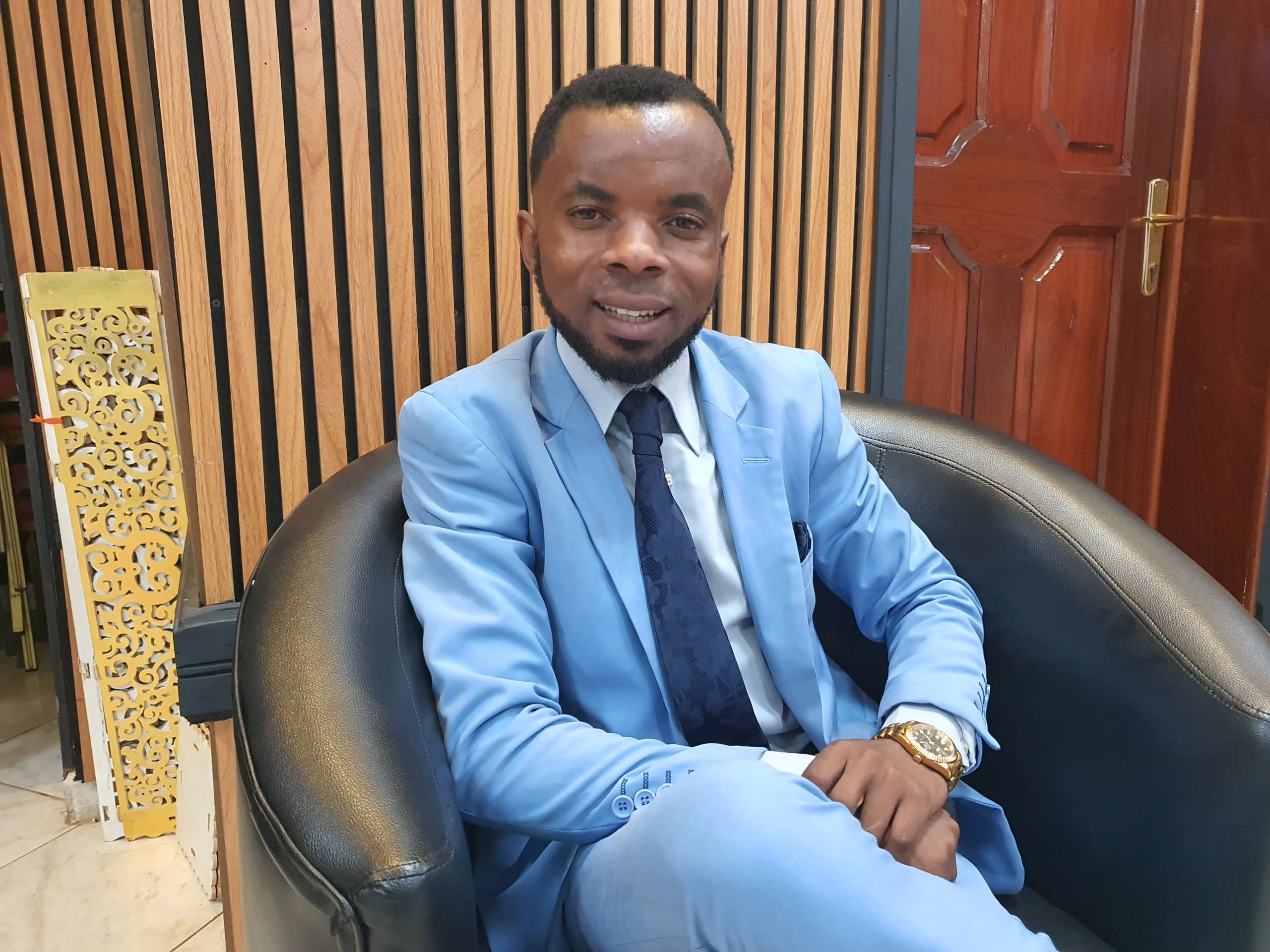 Journaliste Amisi Musada Emérite, Lauréat du prix PROPAIX JINSIA KWA AMANI par AFEM et GIZ, le 12 décembre 2024, à Bukavu. Photo crédit Jonathan Magoma DEBOUTRDC.NET