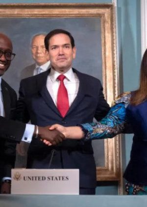 Olivier N et Thérèse K, respectivement ministres des affaires étrangères du Rwanda et de la RDC se serrent les mains après la signature de l'accord de paix du 27 juin 2025, à Washington. Photo crédit tiers.