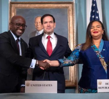 Olivier N et Thérèse K, respectivement ministres des affaires étrangères du Rwanda et de la RDC se serrent les mains après la signature de l'accord de paix du 27 juin 2025, à Washington. Photo crédit tiers.